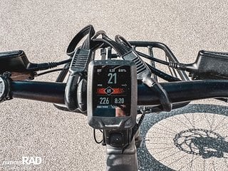 Wer ohne Motor fährt, braucht dicke Beine: 226 Watt in der Ebene für 21 km/h treiben Rennradfahrern die Tränen in die Augen