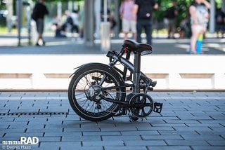 Das Decathlon B'Twin E-Fold 900 ist ein zusammegeklapptes Kompakt-E-Bike mit starkem Preis-Leistungs-Verhältnis und einem relativ großem Einsatzbereich vom Pendeln, über Touren bis zum Reisen.