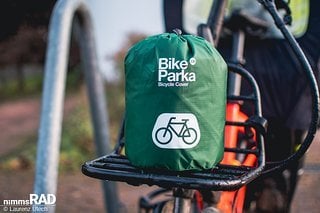 Der BikeParka Cargo kommt in einem praktischen Tragebeutel, ist wasserdicht und atmungsaktiv und hat eine UVP von 69,95 €.