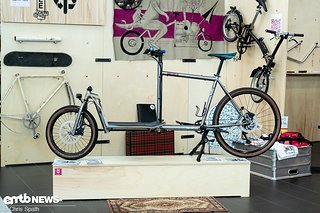 Cooles Bikes, coole Story! Das Upcycle Cargo-Bike ist aus einem MTB-Hinterbau, einem BMX und einem Sonnenschirm zusammengelötet.