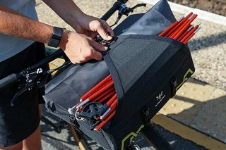 Dreipunkt-Befestigung, Kompressionspanel und zusätzliche Schlaufen sorgen für stabilen Sitz und flexible Montage von Zubehör. Dreipunkt-Befestigung, Kompressionspanel und zusätzliche Schlaufen sorgen für stabilen Sitz und flexible Montage von Zubehör.