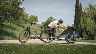 Multifunktional durch Zubehör und Anbaulösungen: Natürlich kann man mit dem Kemen auch einen Kinderanhänger ziehen.