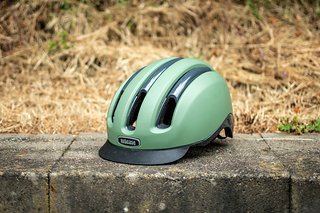 Der Nutcase Vio Adventure Mips überzeugt mit moderner Formensprache und urbanem Stil – hier in der Farbe „Bahous Green“. Der Nutcase Vio Adventure Mips überzeugt mit moderner Formensprache und urbanem Stil – hier in der Farbe „Bahous Green“.