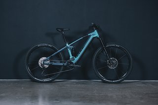 Das Cube Stereo Hybrid 120 ABS ist ein vollgefedertes E-MTB mit 120 mm Federweg und Bosch Antiblockiersystem.