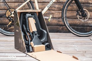 Vorne der Sattel, hinten die Schale: Der neue Kids Ride Shotgun Pro EVO ist als 2-in-1 Kindersitz konzipiert und erweitert den Einsatzbereich für die kleinsten Kinder zwischen 9 Monaten und 2 Jahren Vorne der Sattel, hinten die Schale: Der neue Kids Ride Shotgun Pro EVO ist als 2-in-1 Kindersitz konzipiert und erweitert den Einsatzbereich für die kleinsten Kinder zwischen 9 Monaten und 2 Jahren