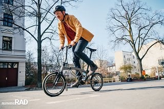 Das Brompton T-Line wiegt nur 7,45 kg. Plus Nimms-Rad Chefredakteur.