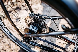 Beim Topmodell kommt die Rohloff E-14 Nabenschaltung mit 14 Gängen und Riemenantrieb zum Einsatz.