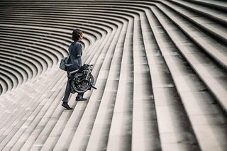 Die Brompton Electric T Line kombiniert Titan, Carbon und smarte Technik zu einem Premium-Faltrad für die Stadt.