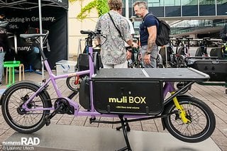 Doppelte Transportebene, kompakte Maße & und Lackierung nach Wahl: Die neue muli BOX bringt 400 Liter Ladevolumen auf unter zwei Meter Länge. Doppelte Transportebene, kompakte Maße & und Lackierung nach Wahl: Die neue muli BOX bringt 400 Liter Ladevolumen auf unter zwei Meter Länge.