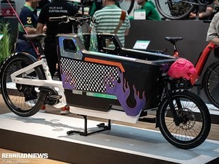 Das Velo de Ville FR8 wurde für eine gemeinnützige Verlosung von der Künstlerin Stefanie Thiele mit reflektierenden Designs und einem rosafarbenen Tierkopf versehen.