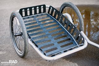 Der tiefe Aluminiumkorb mit Anti-Rutsch-Fläche bietet Platz für zwei Getränkekisten und mehr. Der tiefe Aluminiumkorb mit Anti-Rutsch-Fläche bietet Platz für zwei Getränkekisten und mehr.