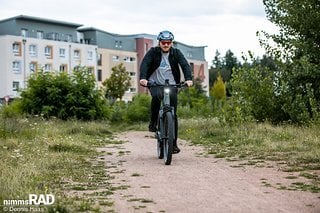 Unbefestigte Wege sind kein Problem für das vollgefederte E-Bike.