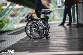 Ein Brompton-Faltrad ist zusammengefaltet nicht viel größer als ein Aktenkoffer.