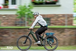 Das Mola Tereno fühlt sich dank der komfortablen Schaltung und der soliden Alltagsausstattung besonders in der Stadt und auf dem Radweg wohl.