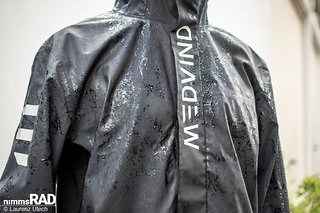 Die Medvind Allwetterjacke bietet 10.000 mm Wassersäule, 10.000 g/m²/24h Atmungsaktivität, versiegelte Nähte, reflektierende Elemente und eine helmkompatible Kapuze – entwickelt für anspruchsvolle Allwetter-Einsätze. Die Medvind Allwetterjacke bietet 10.000 mm Wassersäule, 10.000 g/m²/24h Atmungsaktivität, versiegelte Nähte, reflektierende Elemente und eine helmkompatible Kapuze – entwickelt für anspruchsvolle Allwetter-Einsätze.