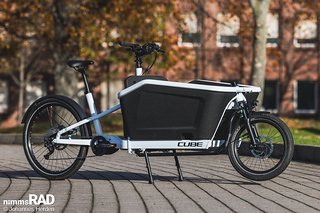 Das günstige Cube Cargo Hybrid kämpft sich vom fünften auf den zweiten Platz vor – starke Leistung!