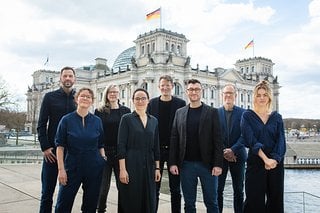 Das Team von Zukunft Fahrrad vor dem Reichstag in Berlin