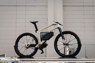 BMW zeigt auf der Eurobike ein High-Speed-Pedelec-Konzept, das bis zu 60 km/h und 300 km Reichweite möglich machen soll. BMW zeigt auf der Eurobike ein High-Speed-Pedelec-Konzept, das bis zu 60 km/h und 300 km Reichweite möglich machen soll.