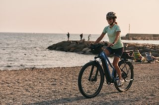 Das Amiti E+ soll mit seinen breiten 28-Zoll-Reifen auch in losem Terrain Spaß machen.