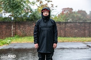 Halb Regenponcho halb Regenjacke: Mit großer helmtauglicher Kapuze ist der Vaude Comyou Poncho zweckmäßig und empfehlenswert – allerdings fehlen ihm reflektierende Elemente.