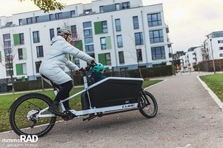 Große Kurven sind mit dem Cube Cargo E-Lastenrad angenehm zu fahren