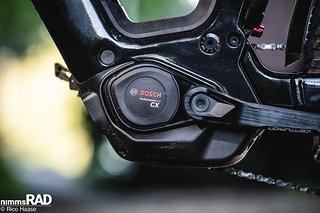 Der Bosch Performance Line CX liefert bis zu 400 % Unterstützung und sorgt für kräftigen, harmonischen Vortrieb am Berg wie in der Stadt. Der Bosch Performance Line CX liefert bis zu 400 % Unterstützung und sorgt für kräftigen, harmonischen Vortrieb am Berg wie in der Stadt.