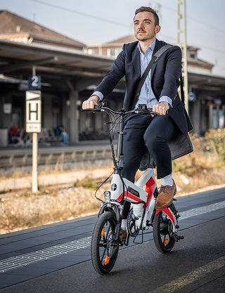 Das Rover Fold-E-Bike ist vollgefedert und wiegt nur 13,6 kg.