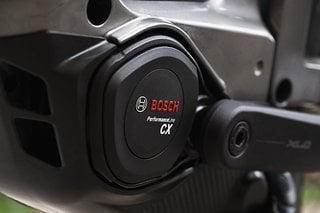 Für den Antrieb sorgt der Bosch CX, der durch ein Upgrade bis zu 100 Nm leisten kann in Kombination mit einem im Rahmen versteckten 800 Wh Akku. Für den Antrieb sorgt der Bosch CX, der durch ein Upgrade bis zu 100 Nm leisten kann in Kombination mit einem im Rahmen versteckten 800 Wh Akku.