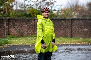 Hi Vis rockt: Der unisex Tchibo Regenponcho ist grellgelb und daher besonders sichtbar.