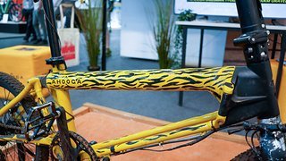 Analog gestartet, E-ready gedacht: Ahooga zeigt, wie leichtes Falten und große Abenteuer zusammengehen. Analog gestartet, E-ready gedacht: Ahooga zeigt, wie leichtes Falten und große Abenteuer zusammengehen.