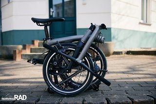 So klein, dass man es glatt unterm Tisch vergessen könnte: Das neue Brompton T-Line Urban.