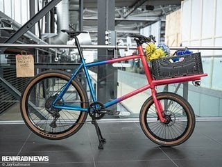 Leovelo ist ein Rahmenbauer aus Leipzig und präsentiert auf der Bespoked 2023 ein Kompaktcargo mit farbenfrohem Anstrich.