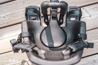 So sieht die fertig montierte Sitzschale aus: Der Sattel ist eingebettet in Seiten- und Rückenteile der Schale So sieht die fertig montierte Sitzschale aus: Der Sattel ist eingebettet in Seiten- und Rückenteile der Schale
