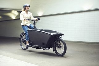 Das 2023er Urban Arrow Family kommt mit Bosch und Enviolo- Kombination und geräumiger Transportbox für bis zu drei Kinder.