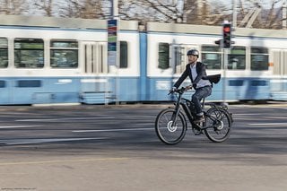 So ists brav: Beide Hände an den Lenker, sonst drohen 5 € Strafe fürs freihändig fahren.