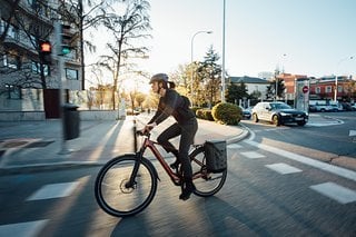 Orbea Kemen & Kemen SUV rollen auf derselben Rahmenplatform und decken zusammen die Einsatzbereiche Commuting in der Stadt und im Gelände sowie Straßen- und Geländefahrten in der Freizeit ab.