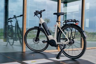 E-Bikes einfach abstellen und aufladen lassen – das möchte Tiler mit einem Ladepunkt im Boden erreichen. E-Bikes einfach abstellen und aufladen lassen – das möchte Tiler mit einem Ladepunkt im Boden erreichen.