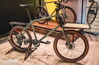 Am Stand des Berliner Rennrad- und Gravelbike-Herstellers 8bar gab es ein Prototyp eines (Mini-)Cargobikes zu sehen.