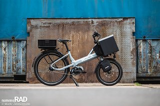 Das Moca Bike will mehr sein als nur ein Kompakt-E-Bike und verspricht zusätzliche 70 kg Transportkapazität auf zwei Gepaäckträger – wird es sich so den Testsieg holen?