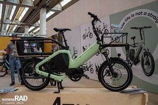 Bike 43 zeigt eine Weiterentwicklung des Longtail-Lastenrads, das sich je nach Familiengröße verlängern oder verkürzen lässt. Bike 43 zeigt eine Weiterentwicklung des Longtail-Lastenrads, das sich je nach Familiengröße verlängern oder verkürzen lässt.