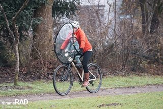 Gute Laune auch bei kühlen oder sogar nassen Bedingungen? Der WIP Wetterschutz erhöht definitiv die Chance darauf!