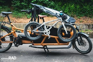 MORE Cargobike Kinderrad-Halterung fürs Riese & Müller Load (ab 2020), bis 20 Zoll / 8 kg. MORE Cargobike Kinderrad-Halterung fürs Riese & Müller Load (ab 2020), bis 20 Zoll / 8 kg.