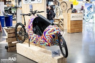 LeichtLast Libelle – das psychedelisch bemalte Aero Lastenrad soll gerade einmal 20 kg auf die Waage bringen.