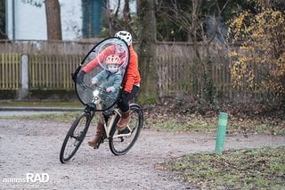 Die Sicht ist durch den Rahmen leicht eingeschänkt, vor allem bei Kurvenfahrt