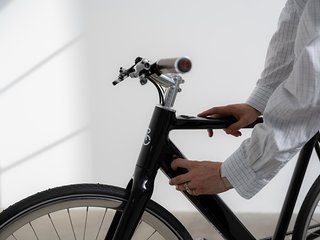 Mit 360 Wh Kapazität und einer Reichweite von 60 bis 80 Kilometern ist der Akku für den Stadtalltag ausgelegt und lässt sich zum Laden einfach entnehmen.