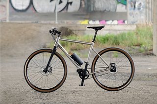 Das OL+EM ist ein E-Bike mit Titanrahmen, der auf Maß gefertigt wird und ein Gesamtgewicht von 13 kg ermöglicht.