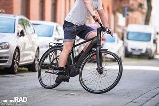 Die Federung an der Gabel ist leider kaum spürbar, was den Fahrkomfort des schweren Hardtails schmälert.