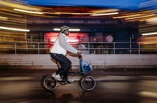 Die Borough Bag kann sowohl als Umhängetasche, als auch als Lenkertasche am Brompton genutzt werden.