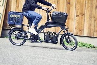 Auf dem Gepäckträger kann künftig nicht nur schweres Gepäck wie eine Getränkekiste transportiert werden, auch ein Kindersitz findet dort jetzt Platz.