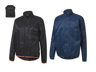 Die Lightweightjacke ist in sich packbar, kostet 9,99 € und ist ausschließlich in der Filiale erhältlich.